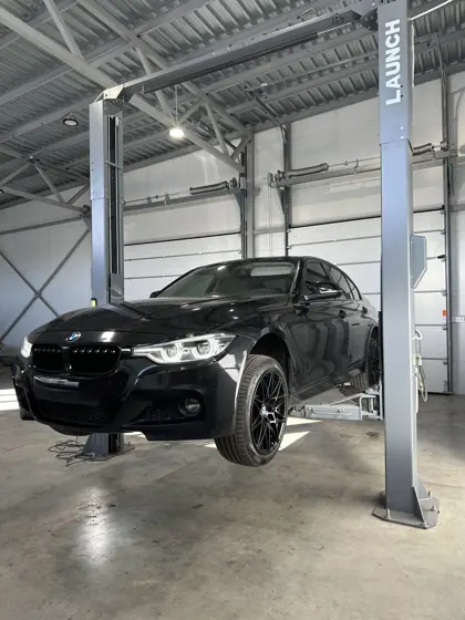 BMW 3 серии на подъёмнике