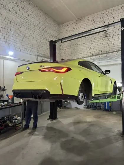 BMW M4 на подъёмнике