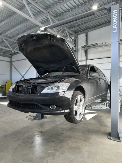 Mercedes S-класса со снятым бампером на подъёмнике