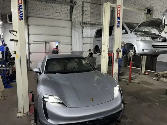 Porsche Taycan и Volkswagen Multivan в цеху
