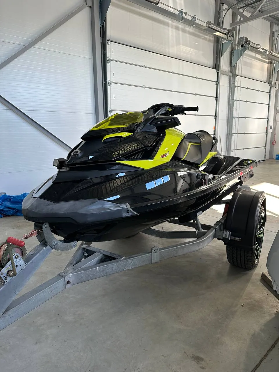 Гидроцикл Sea-Doo на прицепе в цеху